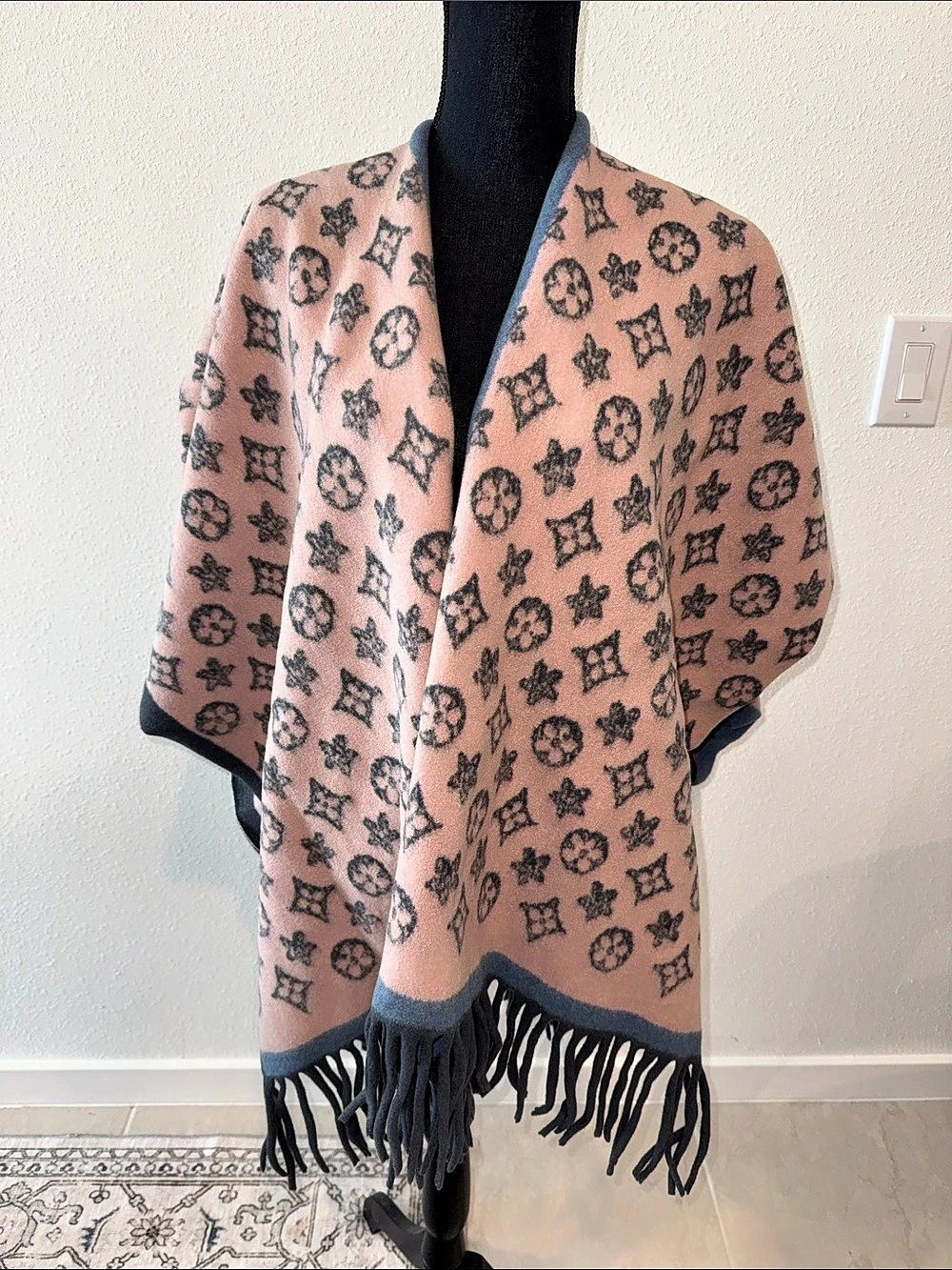 NWOT Super Soft Thick Fringe Pink & Gray Patterned Wrap
